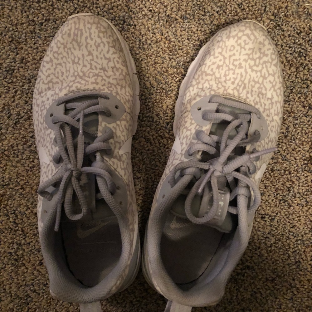 white nike tennis shoes
